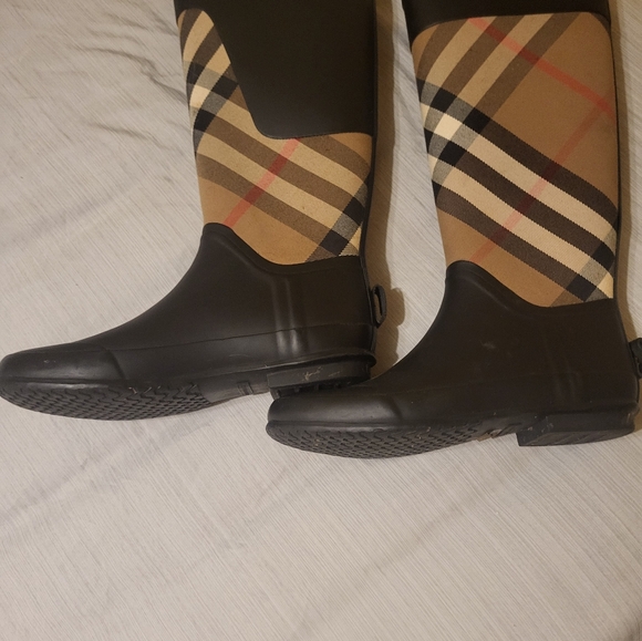 Brown Burberry rubber rain boots size 7 and 1/2 women's - Picture 3 of 7